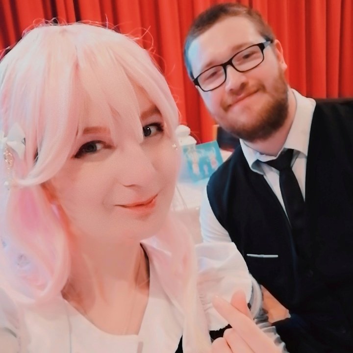 °~× Chisana ×~°
Es war echt mega schön dieses Jahr bei der Chisana mit dem Maid Cafe Into Wonderland da zu sein!
Es war zwar echt mega warm, aber wir konnten uns super mit dem selbstgemachten Sakura-Eistee abkühlen :3
Zu sehen sind Maid Shiro (me) &amp; Host Loki ✨