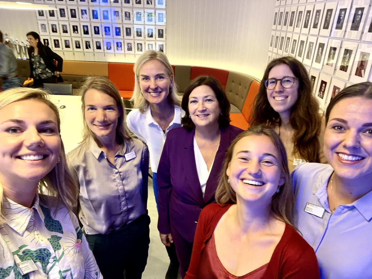 NL_Wetenschap's tweet photo. Maandag begint goed met een werkbezoek van minister Conny Helder van @minVWS @ministerLZS - een demissionair minister met een missie voor #dementie onderzoek en #zorg! 🧠👩‍🔬👩‍⚕️ https://t.co/AN3YnMW5IB