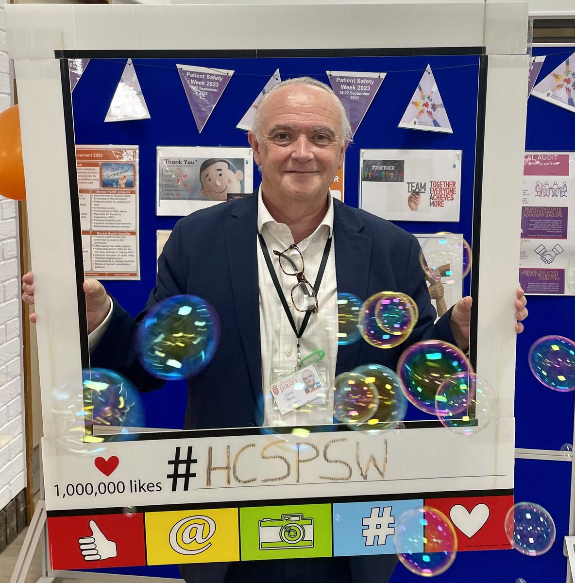 Patient safety week stand (parade entrance Jersey Hospital) with Interim Chief Officer (Chris) <a href="/Chrisbown9/">Chris bown</a>  discussing opportunities to improve #hcspsw <a href="/HCSQuality/">HCS Quality and Safety Team</a> @GovJsyHCS <a href="/GovJersey/">Government of Jersey</a> ❤️ 🏥 😇  ⭐️