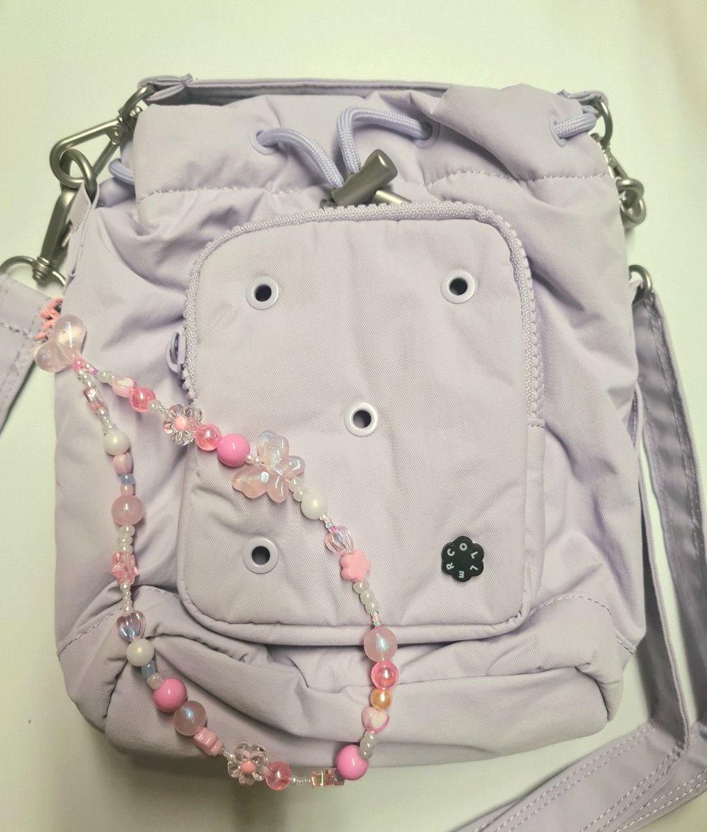 nissykpop's tweet image. Thanks @seoul_stop

My coller bag came and it's so cute! The bag charm I made looks good with it too 🥰

#coller #newjeans