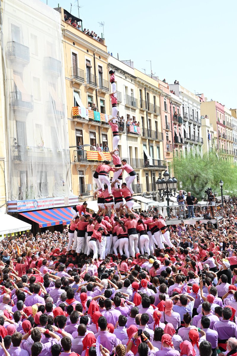 Ahir a Tarragona descarregàvem
el 16è 4d9sf i  el 36è 4d9fp quina bestialitat @collavella !!!
Orgull!!! #seguimsumant #castells