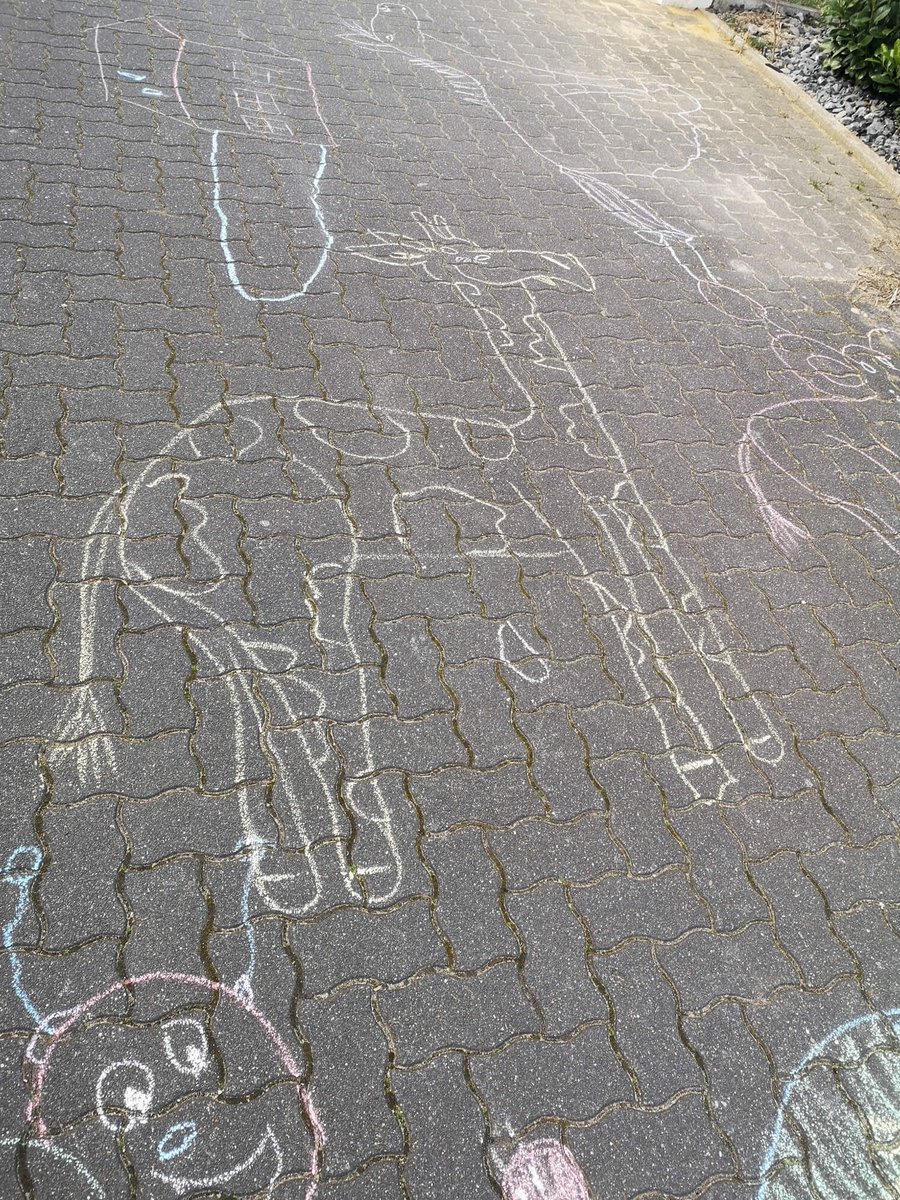 mein Sohn (4) hat heute einen Farbanschlag auf öffentliche Infrastruktur verübt, wo kann ich diese - mit Verlaub - Terroristensau anzeigen?
