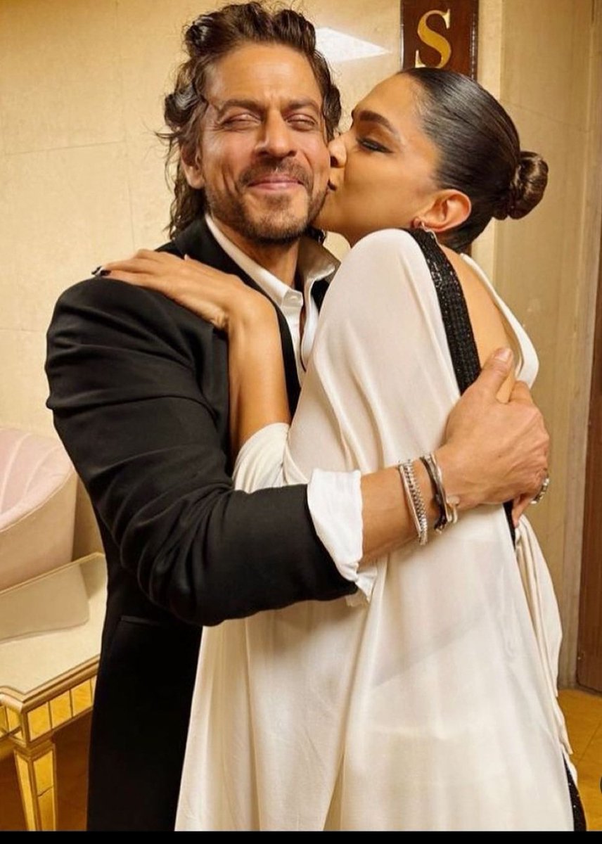 Aana919's tweet photo. Surprisingly, friendships like this are more common in Bollywood than in everyday life.

.
.
.
#srk #Ganesh #GaneshaFestival #Bollywood #deepikapadukone #ranveersingh #RanbirKapoor #animals #fixed #விநாயகர்_சதுர்த்தி https://t.co/KWx39gXEX4