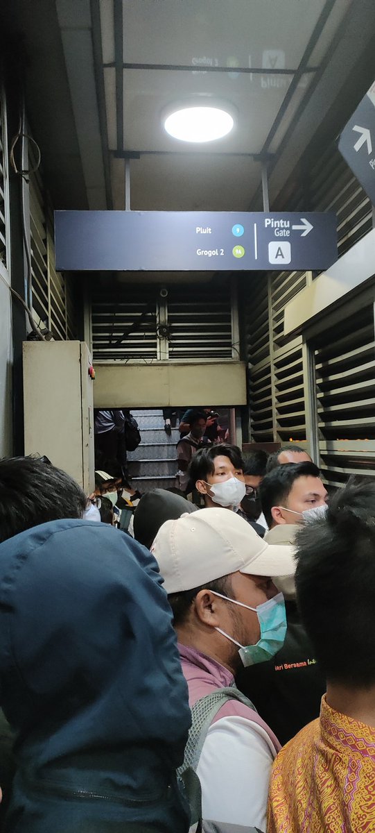 baguspprasojo's tweet photo. Sore @PT_Transjakarta hampir setiap sore selalu begini, harus ada evaluasi halte transit..
Penuh seperti ini..
Tolong donk di utamakan kenyaman penumpang.. https://t.co/kfv6DzepT4