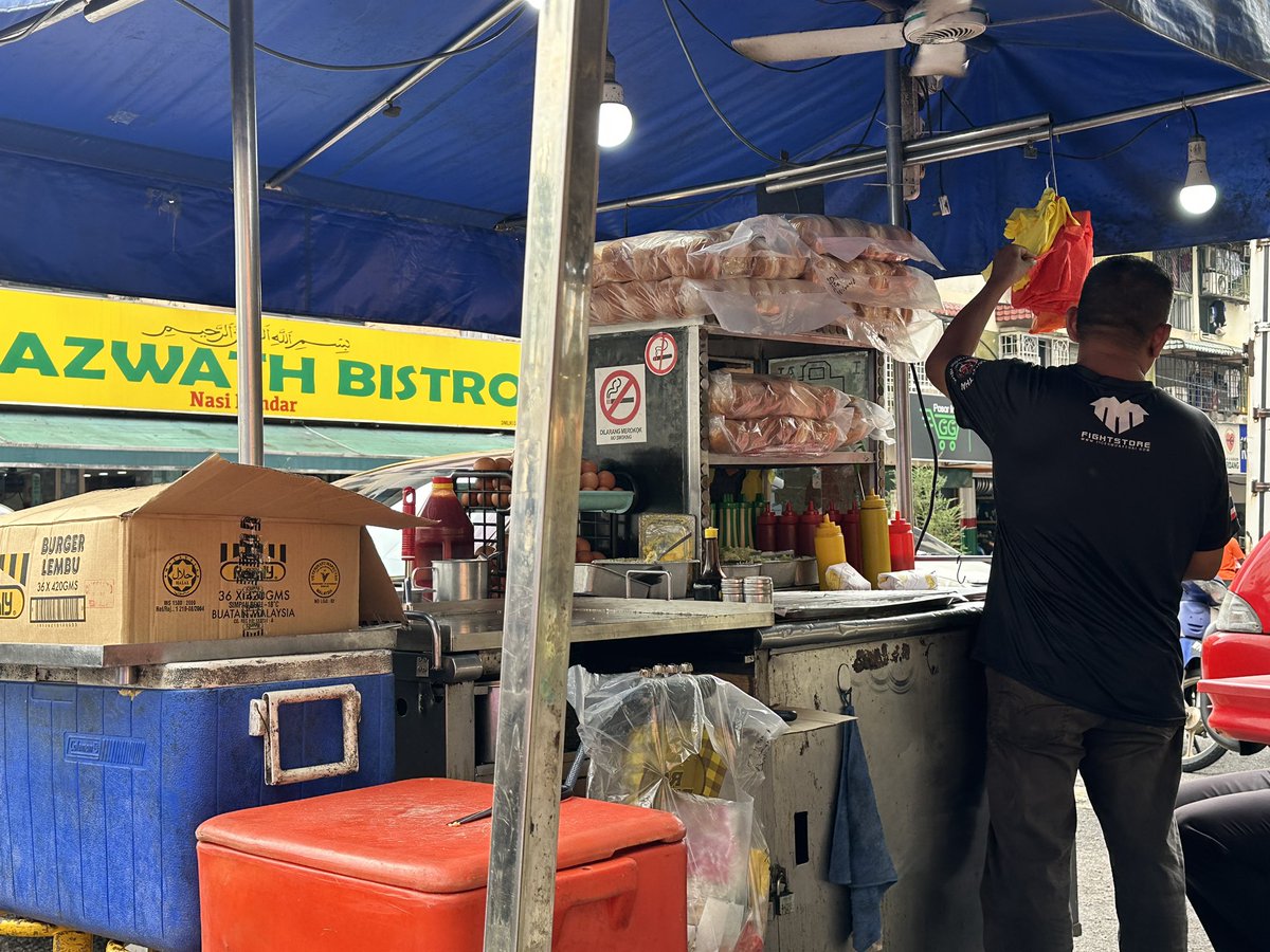 HezeriSamsuri's tweet photo. Member aku siang niaga kuih dan nasi lemak. Petang sampai malam, burger.  Boleh la sara anak belajar kat kolej apa semua. اَلْحَمْدُلِلّهِ 

Dia diam je tapi tadi aku tanya, barang pasar naik, macam mana. 

Dia diam kejap. 

Lepas tu dia cakap la, harga barang-barang naik serentak, pening jugak. Nak naikkan harga makanan dia jual, nak naik berapa kali? Berapa banyak? 

Mayonaisse untuk burger pun naik lebih 25% katanya. 

Loan rumah kereta pun naik, dia cakap. 

Kena pulak YB cakap makan luar ni antara punca kita berbelanja lebih.

Suram muka dia hari ni.