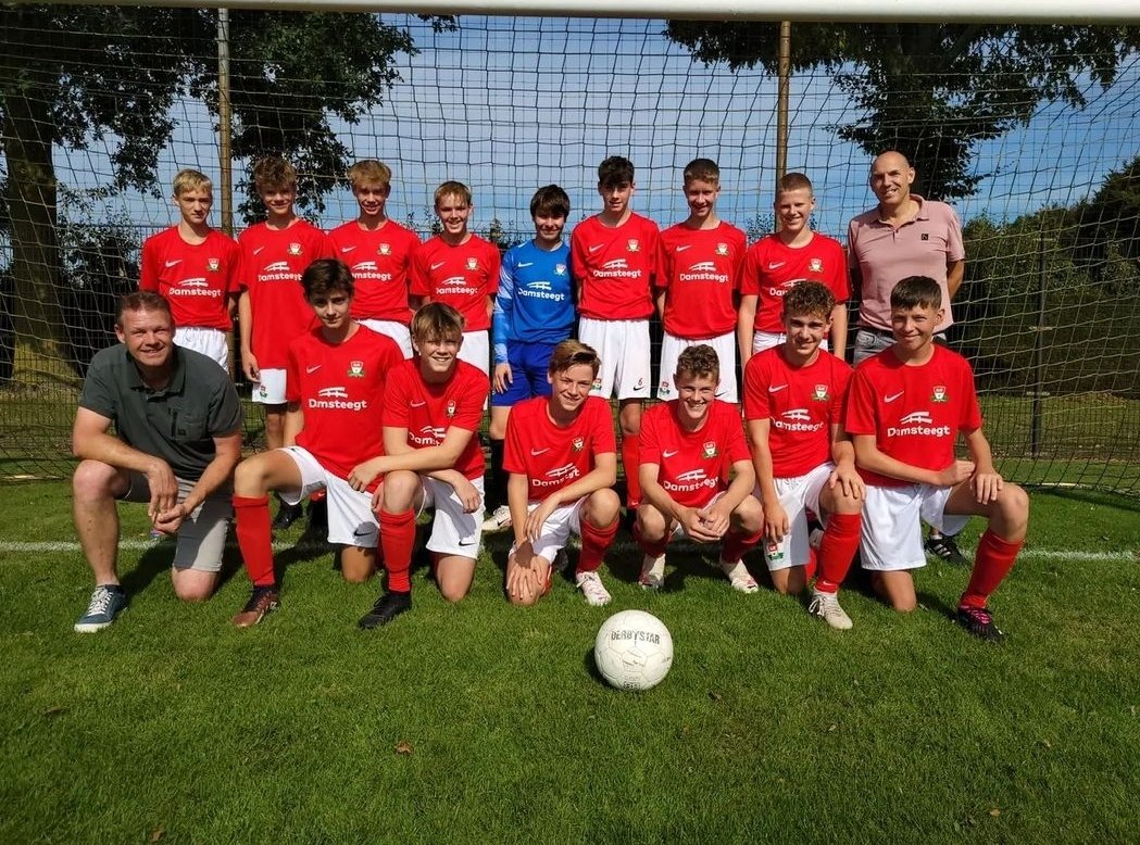 JO16-2 is door Aannemingsbedrijf Damsteegt in een nieuw tenue gestoken. Damsteegt bedankt en succes heel veel succes en bovenal voetbalplezier met  elkaar.