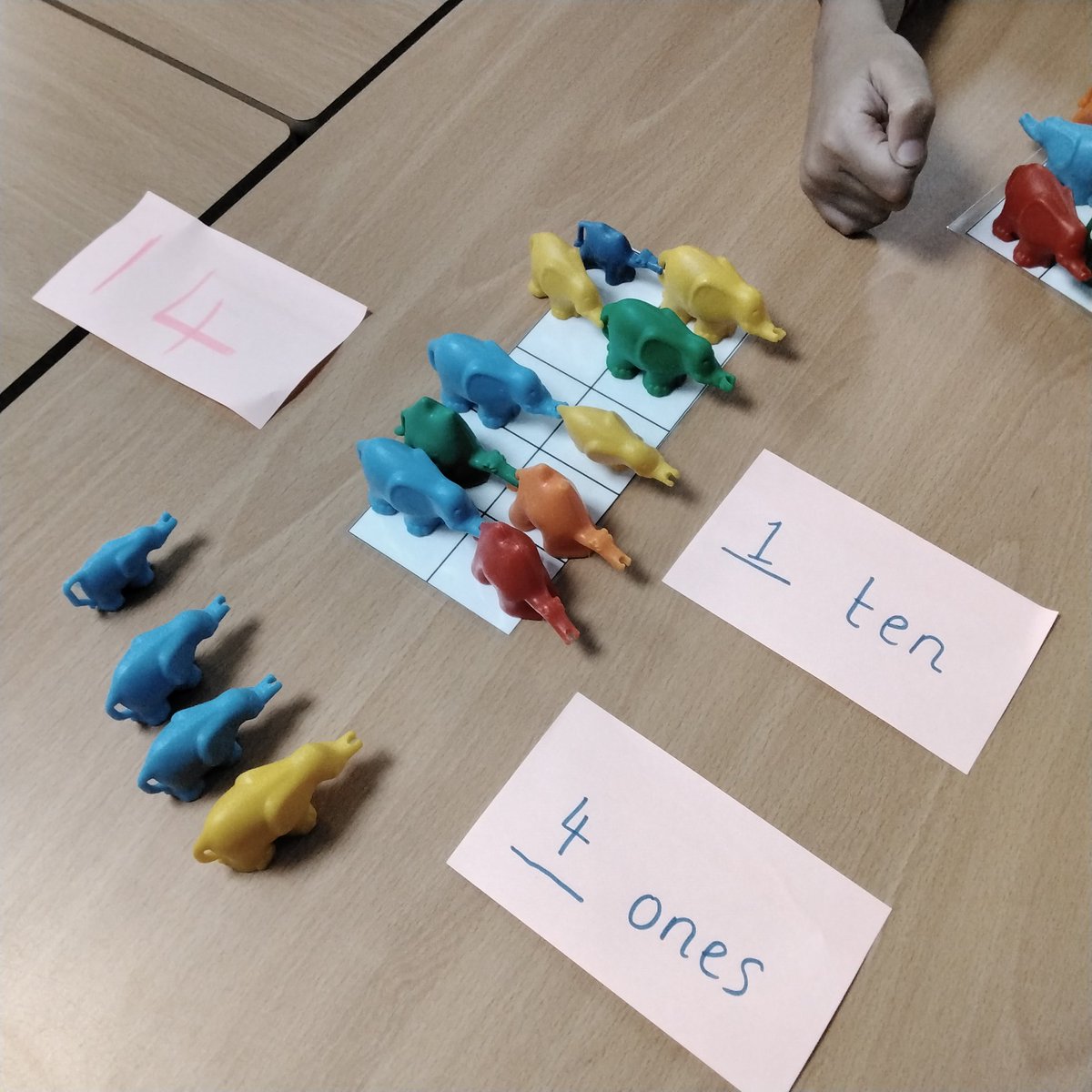 MarlboroughPrim's tweet photo. #shootingstars We are busy counting, representing and partitioning numbers into tens and ones! #maths #representing #numbers #tenframe https://t.co/b4YciP1F3M