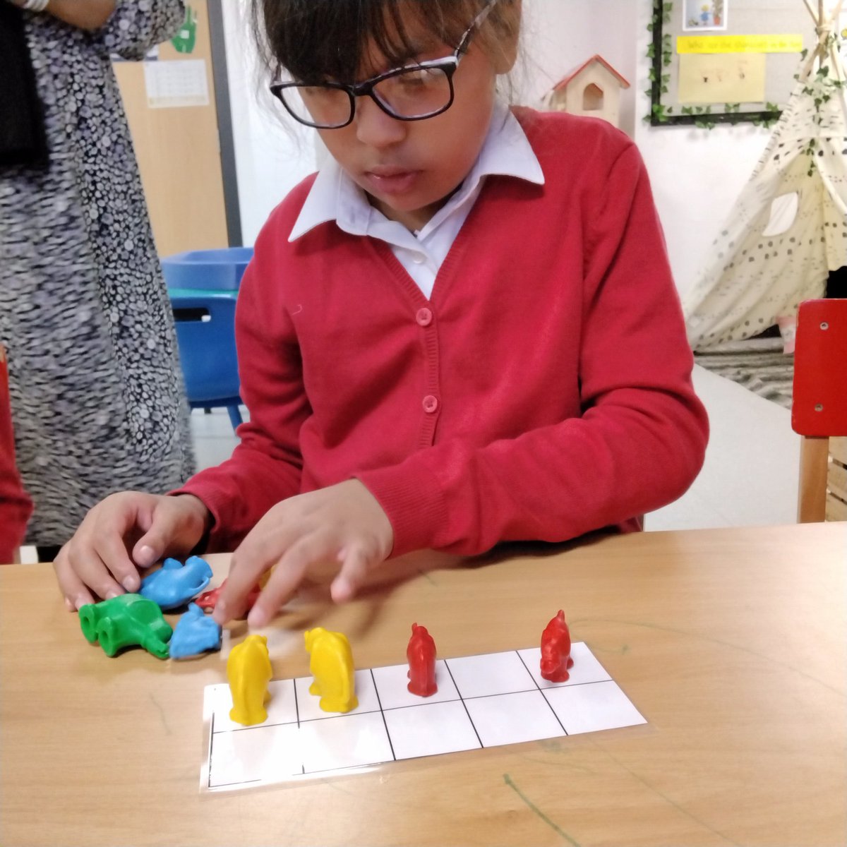 MarlboroughPrim's tweet photo. #shootingstars We are busy counting, representing and partitioning numbers into tens and ones! #maths #representing #numbers #tenframe https://t.co/b4YciP1F3M
