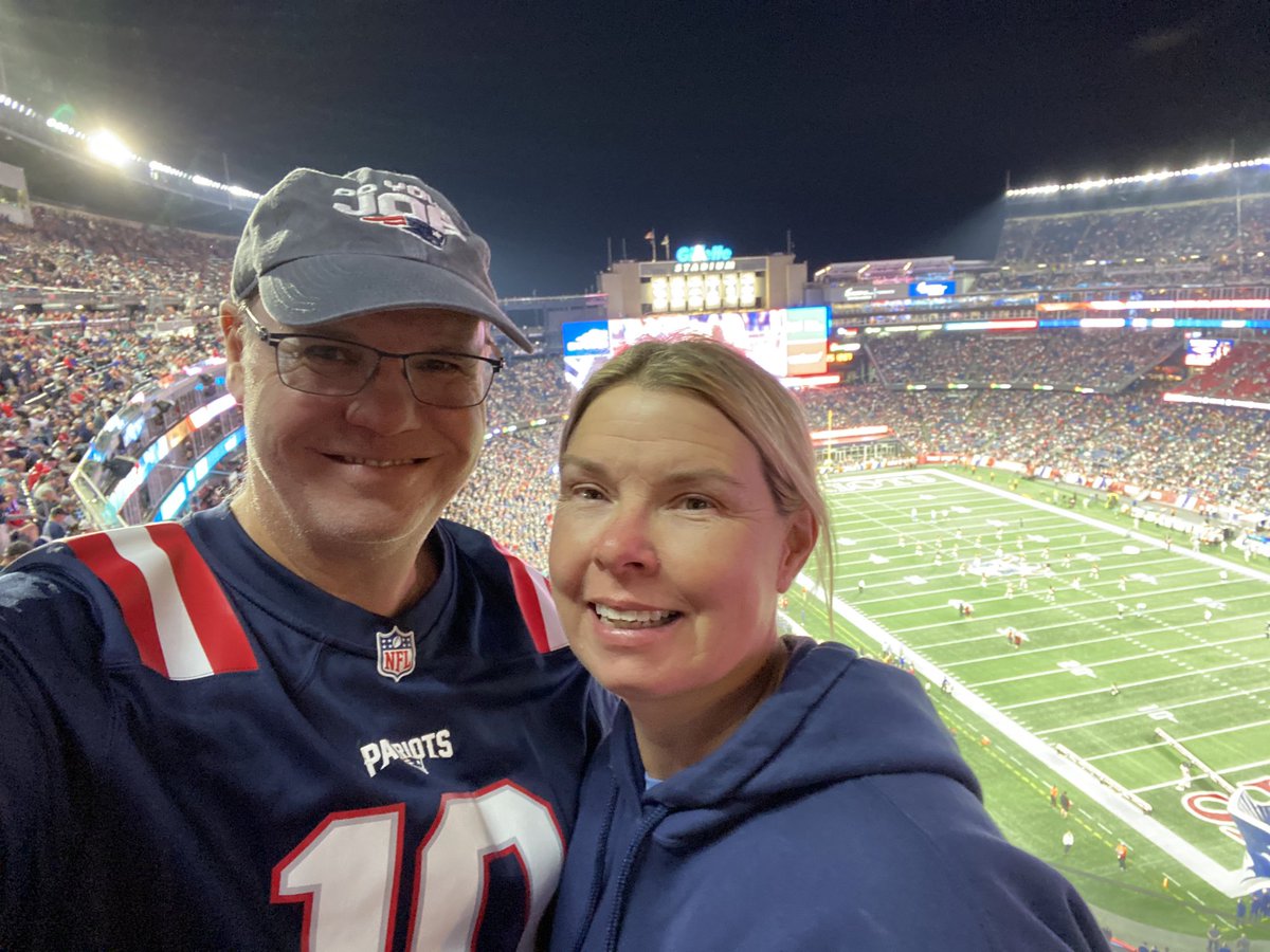 marktruss29's tweet photo. Date night! Sunday night football with my best friend. #ForeverNE #ProudPatriotsMember #GilletteStadium https://t.co/ZulBIr337j