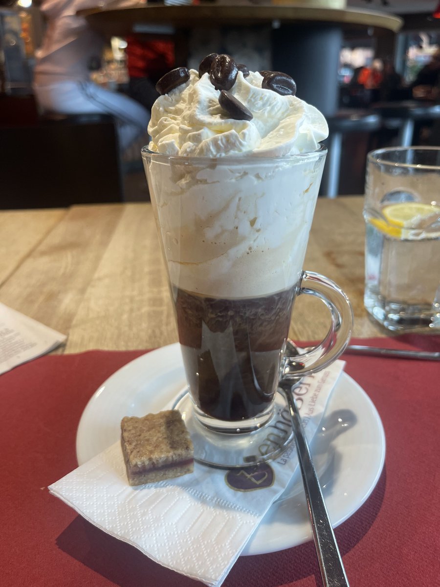 Swiss_Cathy's tweet photo. #Bonjour #X ☕️😁

#Viennoisdujour 😋
#Zenhaüsern #Conthey #Valais https://t.co/HE3sqrcFYQ