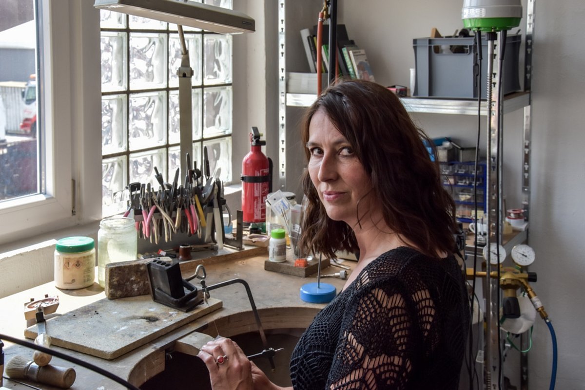 Goldschmiedin Heike Simons verknüpft in ihrem Atelier im Bezirk der <a href="/HwkDuesseldorf/">HWK Düsseldorf</a> die Tradition ihres Handwerks mit neuen Technologien &amp; #Digitalisierung. #BestPractice Reportage: t1p.de/2doix. Der #Innovationsdialog Handwerk in NRW wird gefördert von <a href="/WirtschaftNRW/">Wirtschaft.NRW</a>.