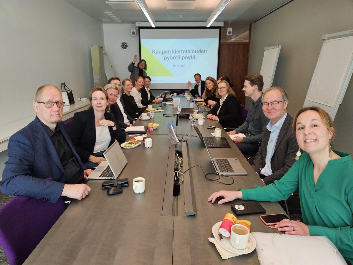 Kaupan kiertotalouden pyöreä pöytä kokoontui tänään ensi kertaa🌱Agendalla #kiertotalous-teeman ajankohtaiset kysymykset, hankkeet &amp; yhteistyö, mukana <a href="/kauppafi/">Kaupan liitto</a> <a href="/TEM_uutiset/">TEM</a> <a href="/yministerio/">Ympäristöministeriö</a> <a href="/SYKEinfo/">Suomen ympäristökeskus</a> <a href="/Kuluttajaliitto/">Kuluttajaliitto</a> <a href="/BusinessFinland/">Business Finland</a> <a href="/SitraFund/">Sitra</a> <a href="/EtlaNews/">EtlaNews</a> ja Suomen Tekstiili &amp; Muoti