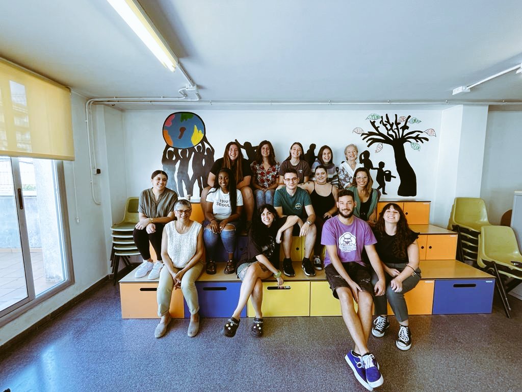 FundacioSVP's tweet photo. Avui hem fet la formació a tot l'equip de la Fundació. Expliquem com funcionem i quina metodologia utilitzem per treballar amb infants, joves i famílies.
#equipeducatiu #joves
#infancia #families #FSVP https://t.co/jJiRMKay3P