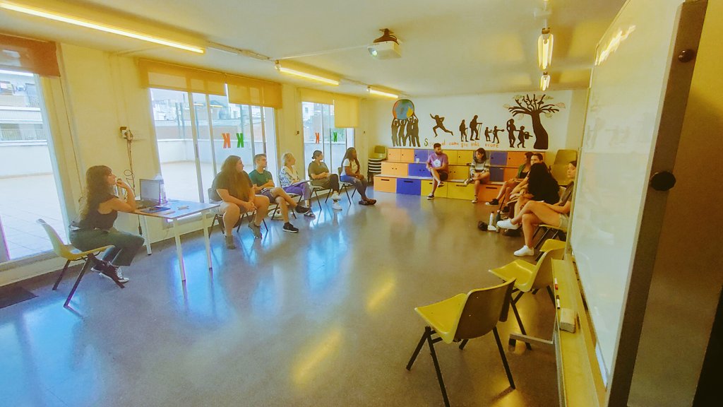 FundacioSVP's tweet photo. Avui hem fet la formació a tot l'equip de la Fundació. Expliquem com funcionem i quina metodologia utilitzem per treballar amb infants, joves i famílies.
#equipeducatiu #joves
#infancia #families #FSVP https://t.co/jJiRMKay3P