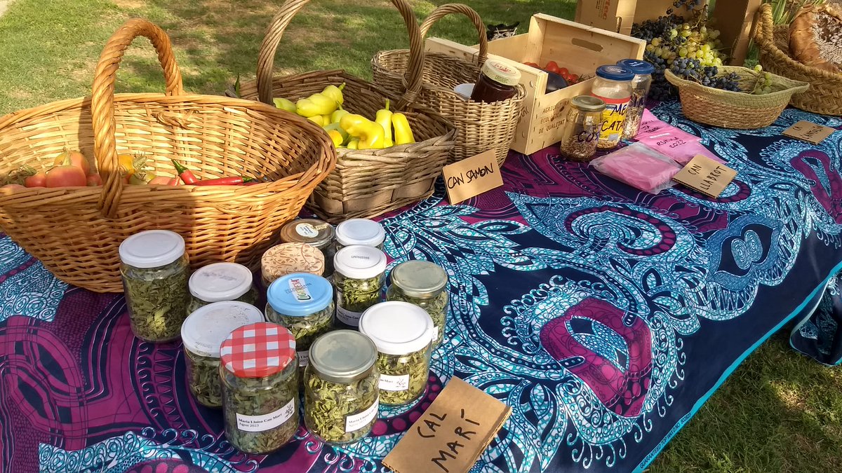 vallcarbonell's tweet photo. I per acabar la jornada, l'esperat intercanvi d'excedents!! Vam poder intercanviar productes tan diversos com melmelada de pebrot, patates, ametlles, raïm o limoncello. Fantàstics productes km0!! 🍇🌶️ https://t.co/nmjN1KXtAC