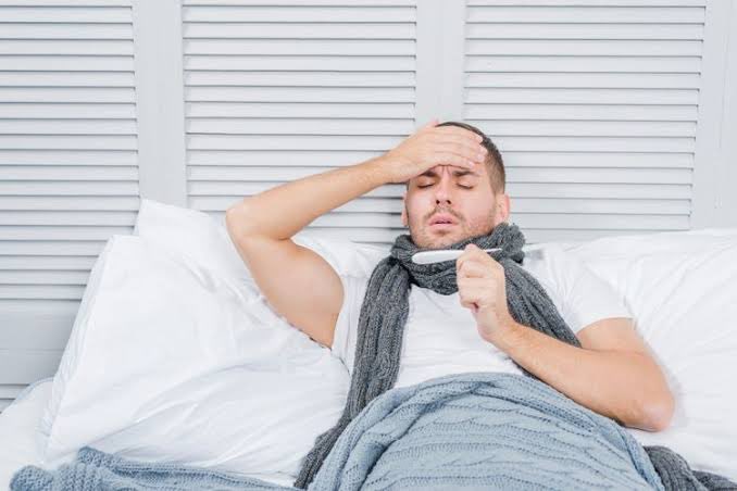 afrkml's tweet photo. Dah pada paham kan?
Kalau ngerasa badan kayak lagi panas atau anget, yang pertama harus dilakuin tuh ukur suhu pakai termometer dulu, baru minum air.
JANGAN malah minum obat duluan. 

Kalau ternyata demam dan suhunya ≥38°, baru deh minum parasetamol.

Soalnya, nggak setiap kali ngerasa panas berarti demam, dan nggak setiap kali menggigil berarti kedinginan.