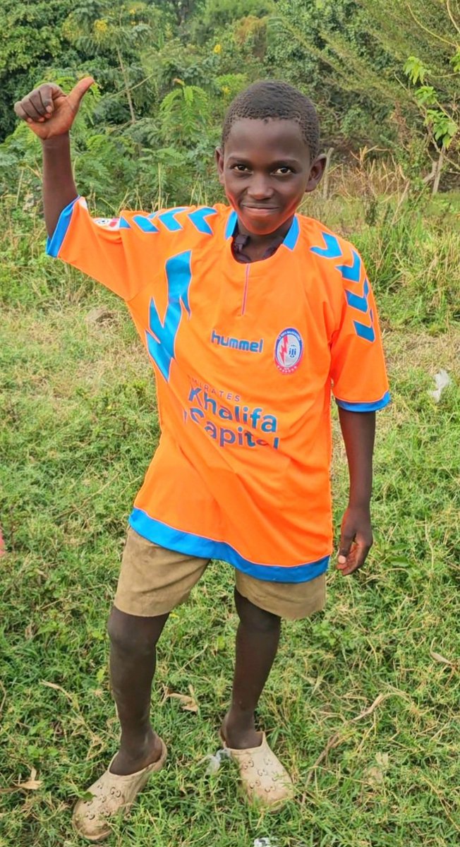 rayo76ma's tweet photo. Un pequeño trocito de Uganda. Y unos cuantos niños ya son del rayito https://t.co/M6NRNgkTsY