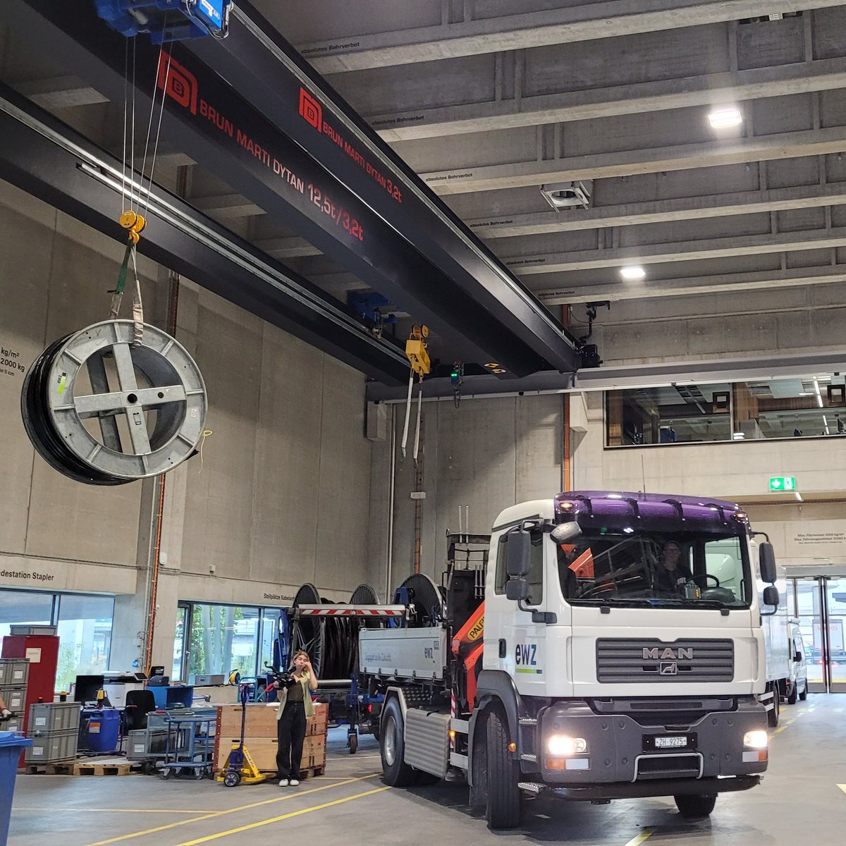 michaelbaumer's tweet image. Die Optimierung des @ewz_energie-Areals Herdern beim Toni-Areal kommt voran! Heute hat das Zentrallager an einer Medienorientierung offiziell den Betrieb aufgenommen. Jetzt beginnt die 2. Etappe mit dem Bau von Räumlichkeiten für rund 600 Mitarbeitende ewz.ch/de/ueber-ewz/n…