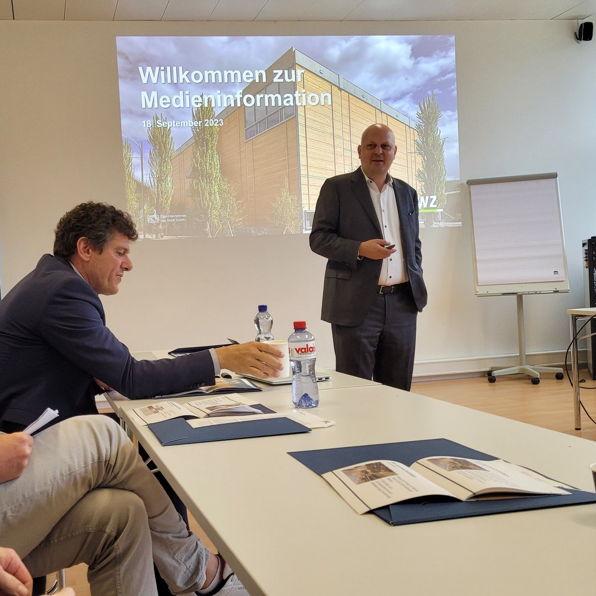 michaelbaumer's tweet image. Die Optimierung des @ewz_energie-Areals Herdern beim Toni-Areal kommt voran! Heute hat das Zentrallager an einer Medienorientierung offiziell den Betrieb aufgenommen. Jetzt beginnt die 2. Etappe mit dem Bau von Räumlichkeiten für rund 600 Mitarbeitende ewz.ch/de/ueber-ewz/n…