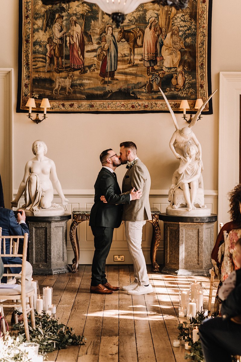 Elmore Court Gloucester wedding with monochrome and minimalist decor 🖤 ✨ rockmywedding.co.uk/elmore-court-g… Recommended Suppliers: @elmorecourt and more! 🎉