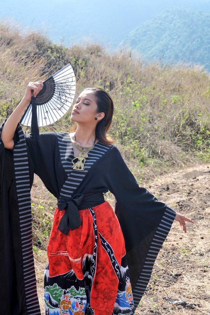 gielanggs's tweet photo. Ceritanya from this to this. Tp ada bbrp penyesuaian spt mngganti batik parang jadi batik tulis motif ceritera Rama Sinta warna merah biar "menyala" di gunung Guntur sana ๐kainnya juga tidak di-draping berlebihan, sdkt dibentuk agar menyerupai rok megar. Hihi
#stylingproject https://t.co/BbUW0NhepD