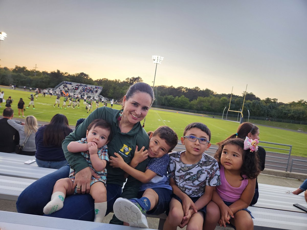 0486Lauris's tweet photo. Intercultural exchange... learning about football 🏈 #heritagehighschool @ParticipateLrng https://t.co/xQqEdeMh4Y