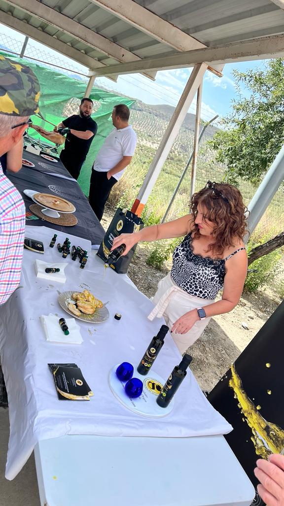 montesdegranada's tweet photo. Jornada de degustación de AOVE en Ntra. Sra. del Pilar S. Coop. And (Colomera) organizada por la DOP Montes de Granada. 💚

https://t.co/hjaYBBvY3j https://t.co/4sGp8kyoMd
