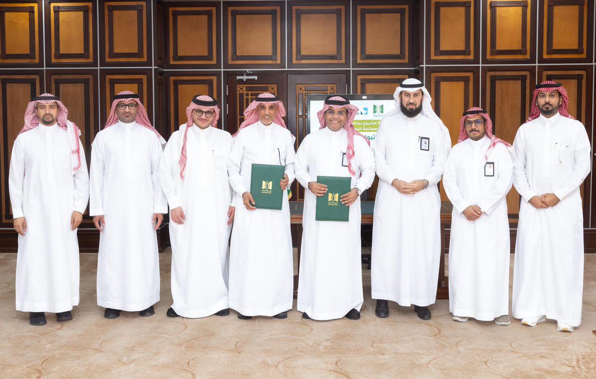 U_Tabuk's tweet photo. معالي رئيس #جامعة_تبوك أ.د.عبد الله بن مفرح الذيابي يوقع #اتفاقية_تعاون مع نائب أول للرئيس ورئيس مجموعة الاستدامة والمسؤولية الاجتماعية بـ #بنك_الجزيرة د.فهد  العليان، بهدف التعاون في إنشاء مشروع برنامج تدريبي (إدخال البيانات ومعالجة النصوص ) لفئة #الصم.

@U_Tabuk
@BankAlJazira https://t.co/NnI1G1qG4x