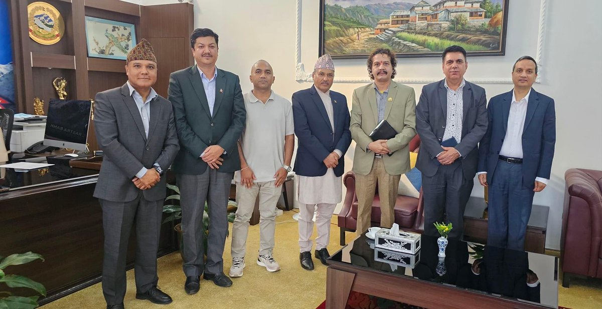 नेपाल राष्ट्र बैंकका गवर्नर महाप्रसाद अधिकारीज्यु लगायत राष्ट्र बैंकका उच्च पदस्त अधिकारीहरुसँग देशको समग्र अर्थतन्त्र तथा समसामयिक बिषयमा छलफल पश्चात। सकारत्मक सोचौं, गवर्नर सकारात्मक नै हुनु हुनेछ! 
#haridhakal