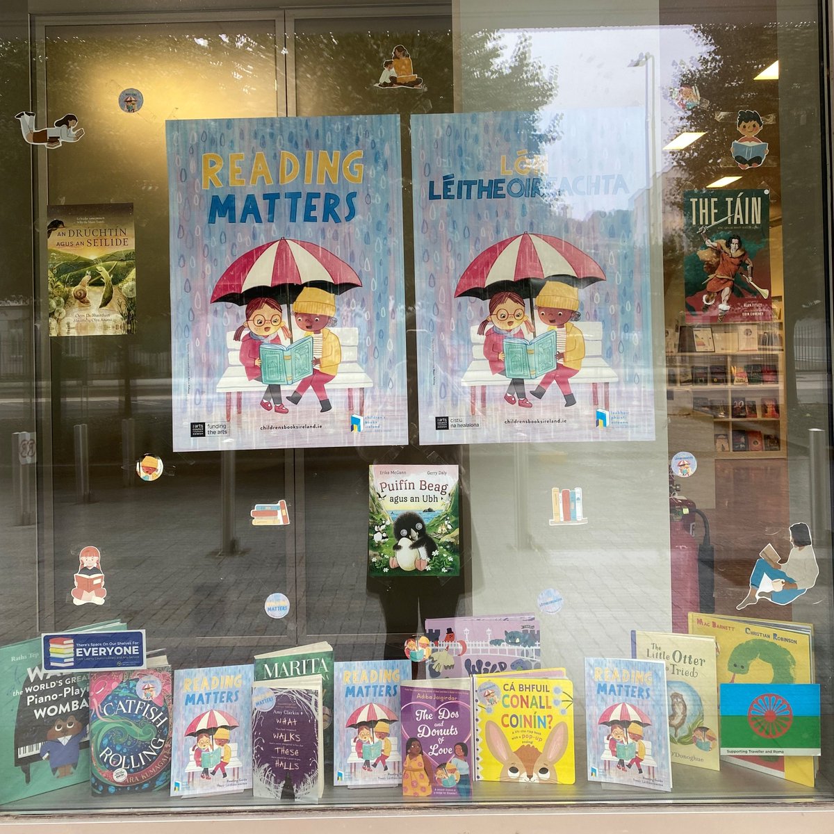 Check out the window display at Cork County Library HQ decked out in celebration of the launch of @KidsBooksIrel #ReadingMatters campaign. 📚✨ Call into your local branch for more information and to pick up a copy of the Reading Guide. 🤓