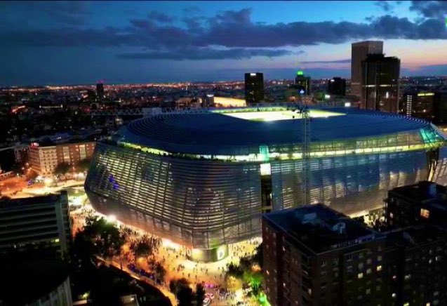 + “Estás siendo víctima de tu desconocimiento, las construcciones tardan en asentarse 5 años. De toda la vida de Dios, ¡Nos guste, o no!”

- “Vale, está recto. ¿Y todos estos huecos?”

+ “¡Ventilación, si es por ley!