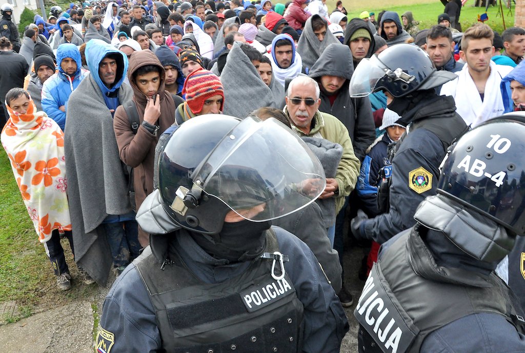 Demokracija1's tweet image. Slabih sedemsto nezakonitih migrantov ujetih čez #vikend demokracija.si/migracije/slab…