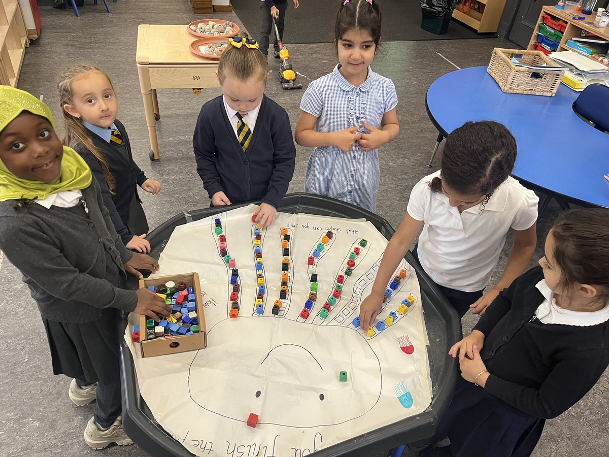 ibroxprimary's tweet photo. A busy Monday morning #Foamfun #Literacy #Writeyourname #Numeracy #Drawashape #continuethepattern 😀🐙 https://t.co/24MEo3gxxQ