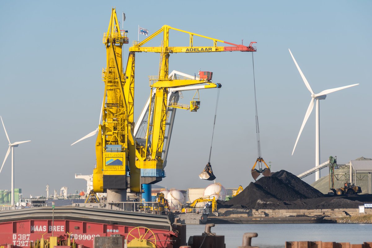 De kolenterminal van Rietlanden in de Amsterdamse haven is verkocht. Deze terminal wordt door de nieuwe eigenaar - het Duitse Rhenus - getransformeerd naar een terminal waar niet-fossiele lading zal worden overgeslagen: portofamsterdam.com/nl/nieuws/nieu…