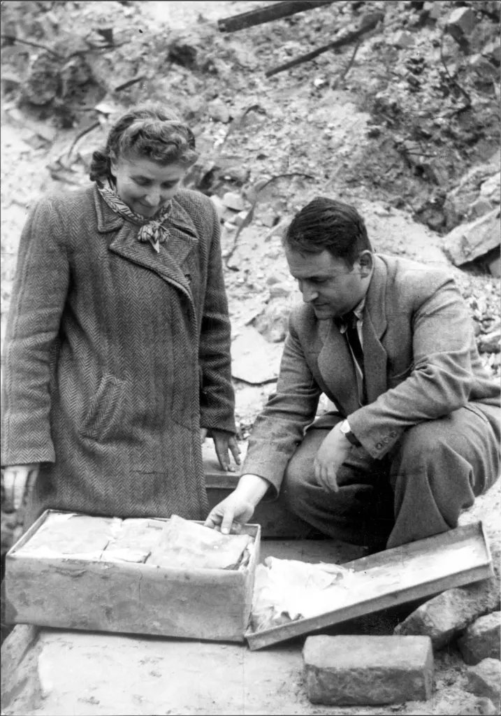 #OTD 1946, the first part of the Oyneg Shabes archive was recovered from the ruins of the Warsaw Ghetto. It detailed the turmoil of the ghetto, alongside the rich spiritual life that endured 📷 Rachel Auerbach & Hirsch Wasser unearthing the archives. @YadVashem Photo Archive