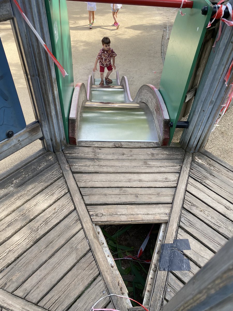 laravita's tweet photo. @Issylesmoul Il serait temps d’intervenir en réparation au parc Jean Paul 2, entre trou et clous apparents, les enfants ne sont pas en sécurité et les petits Isséens ont besoin de lieux extérieurs pour jouer dans leur ville. #issylesmoulineaux #andresantini https://t.co/aJ1zKUUI8Z