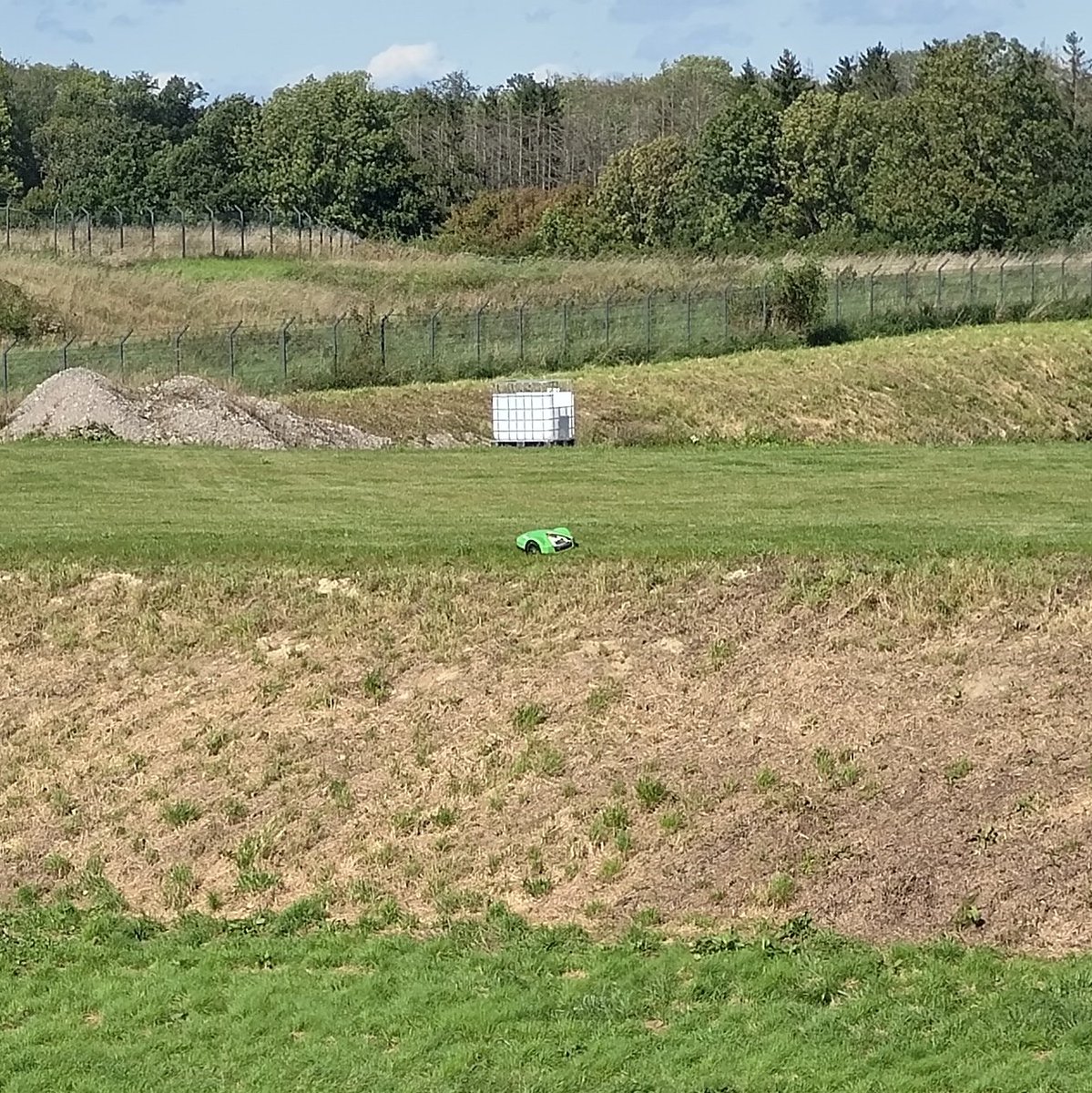 PanzKampfer's tweet image. 13:45 18.09.2023
Bruder steckt schonwieder fest
#rasenmähroboter
#ai beschte