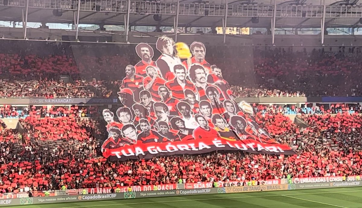 PapaRubroNegro's tweet photo. Em final perdida, ticket médio para o Maracanã custou cerca de R$ 436, quase o dobro do que o índice de inflação!

A primeira partida da final da Copa do Brasil entre Flamengo e São Paulo teve uma renda de mais de R$ 26,3 milhões. A arrecadação do jogo foi, de longe, a maior da história do futebol brasileiro.

Com um aumento de 140% em relação a final do ano passado, o bilhete médio da partida (cálculo do total da renda dividido pelo número de torcedores que pagaram ingresso) foi de R$ 436,21.

A inflação do período pelo índice IPCA foi de apenas cerca de 4%. Ou seja, por esse critério o tíquete médio deveria ter sido de R$ 190,47 e a renda total de R$ 11,5 milhões.

Escrito por: @yannehellenn
📸 #paparazzorubronegro 
🗞️ @MRN_CRF