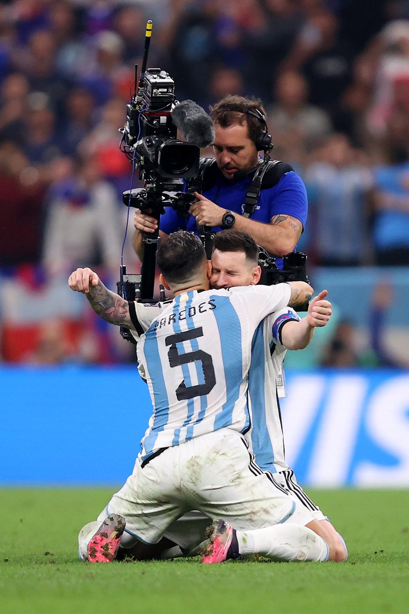 PlanetaBoca's tweet photo. 🥹 UN ABRAZO PARA TODA LA VIDA 

Hace 9 meses que somos los dueños del mundo. ¡Gracias, campeones! 🇦🇷🤍 https://t.co/ybBKuNvGR9