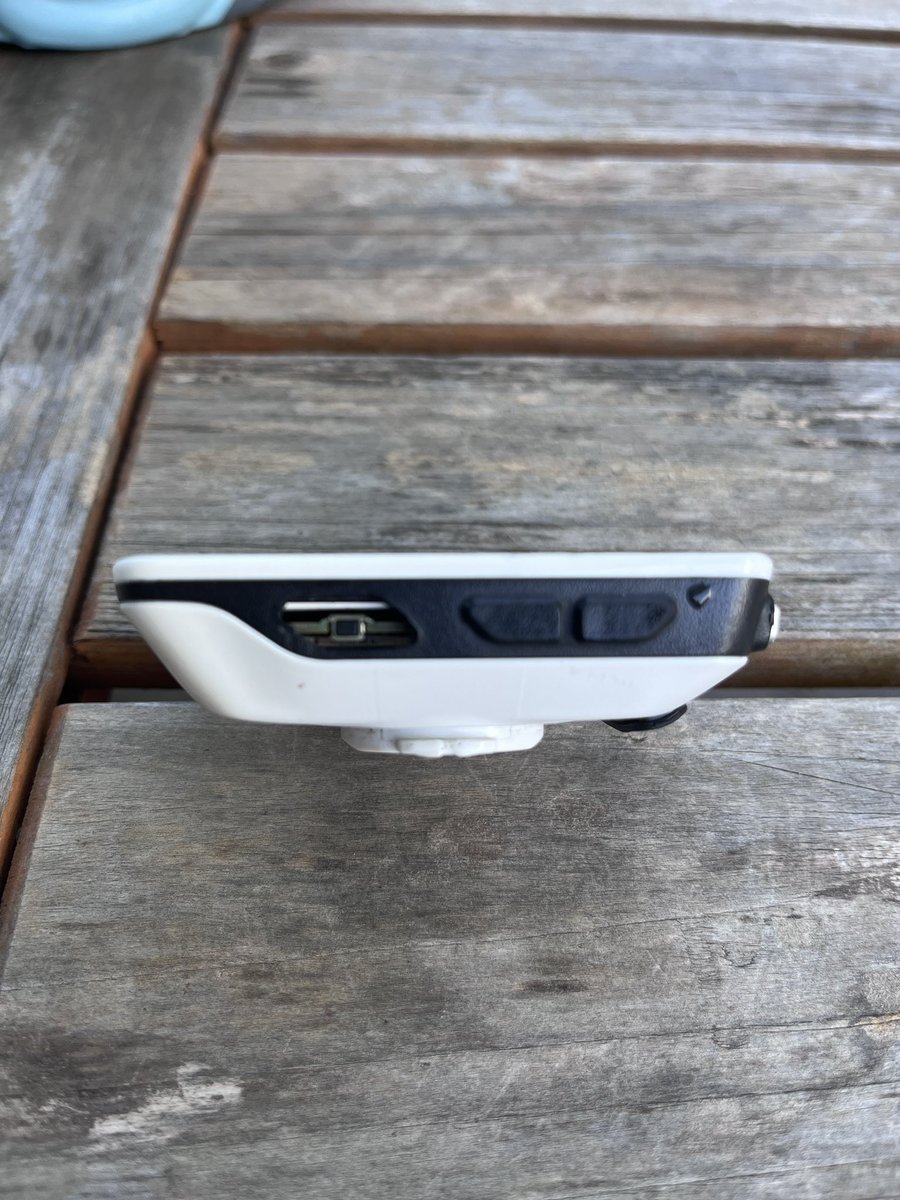 KadisinKn's tweet photo. 【悲報】
8年間愛用してきたGARMIN EDGE520jの電源ボタンカバー破れる😭
次のやつ注文したのがわかったのか?
#GARMIN #EDGE840
#EDGE520j https://t.co/RFWlzkf1Xt