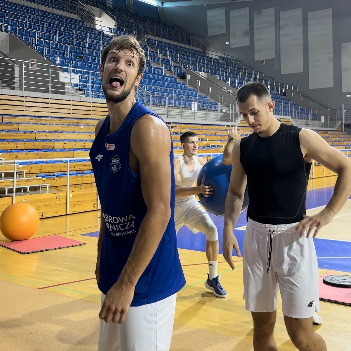 MKSDG_Kosz's tweet photo. Jakieś pozytywne świrki tutaj trenują 🤪💪🏻

#plkpl #DębowaSiła https://t.co/T6Eyg5Gb2x