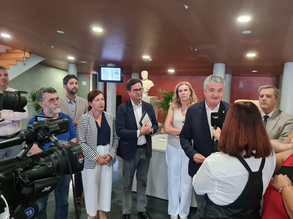 La I Jornada de Seguridad del Paciente del #HUnivPoniente en Almería 24H tv #SomosPoniente
#SegPacPoniente <a href="/saludand/">Consejería de Salud y Consumo</a> <a href="/AlmeriaJunta/">AlmeríaJunta</a> <a href="/peacro/">PEDRO ACOSTA</a> <a href="/juanbelmena/">Juan de la Cruz Belmonte Mena</a> <a href="/CheloArtero/">Chelo Artero</a> <a href="/TereSegura9/">MTeresa Segura</a> <a href="/AlexanderSloa17/">FranciscoCañabate</a> <a href="/miguebaenalo/">MIGUE BAENA</a> <a href="/practicaseguras/">Seguridad del Paciente</a> <a href="/doro_macv/">M. Ángeles</a> <a href="/AytoElEjido/">Ayto de El Ejido</a>  
hospitaldeponiente.es/noticias.php?p…