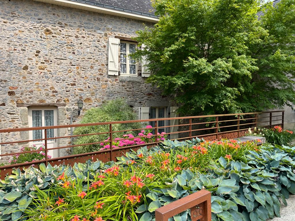 change53's tweet photo. Changé renouvelle avec succès ses quatre fleurs du label @VVFleuris et décroche la Fleur d'Or🌸Un honneur et une fierté pour la ville et l'ensemble de ses services 👏 

Découvrez le palmarès 👉https://t.co/USTwvea6iz

#VillesEtVillagesFleuris #FleurdOr #attractivité #tourisme https://t.co/qdF0lEBrLN