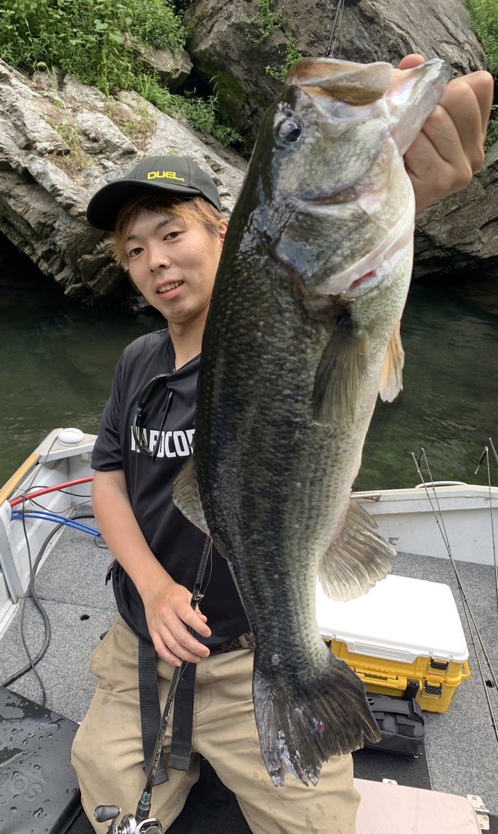 ryohei360's tweet photo. 昨日は高知県初リザーバーへ
天才系モンスターが多数という情報はありましたが予想以上に仕上がってる😰
ハドルトラウトを使ったルアーパワー全開の釣りでなんとか一発ホームラン級の56cmが釣れてくれました！！
@angler48さんのボートをお借りしました！
ありがとうございました🙇‍♂️
#duel
#ハードコア https://t.co/KrXphb8FYm