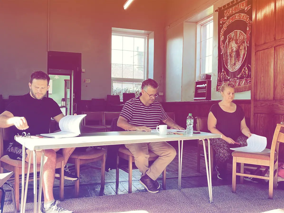 Y cast wedi mwynhau wythnos dda o ymarferion a'r gwaith yn parhau heddiw! 'Chydig dros bythefnos 'tan y noson agoriadol!

The cast enjoyed a good week of rehearsals and we go again today! A little over two weeks 'till opening night!

🎶☺️🎶