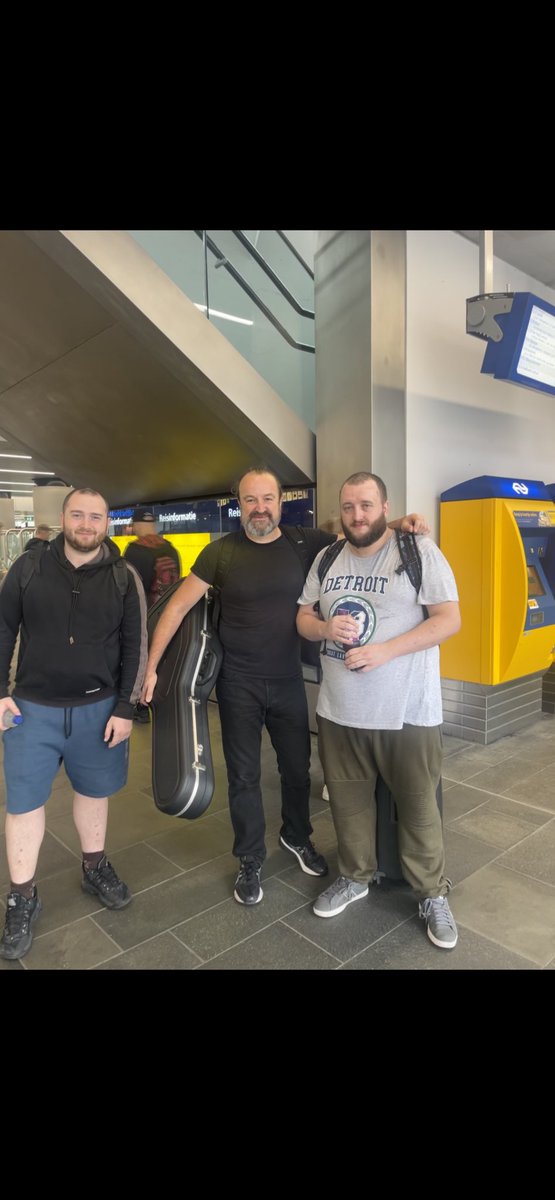 After an amazing time in Tilburg see #Ayreon we bumped into the legendary #damianwilson at the train station, what a lovely guy 🎼