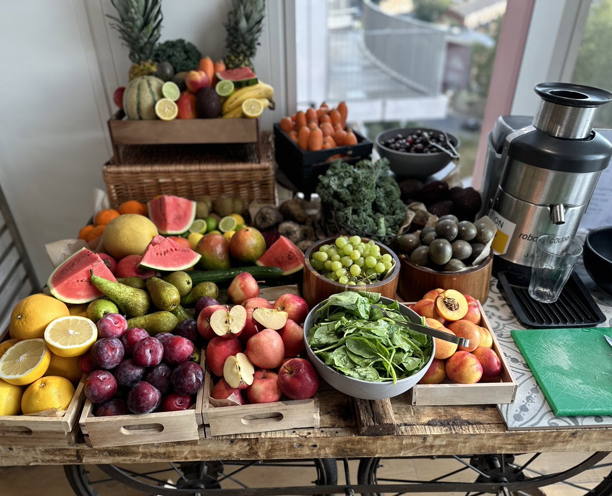 A juice a day keeps the doctor away 🍏🥬🥒🍌🍇🥕🫐🍋🍊