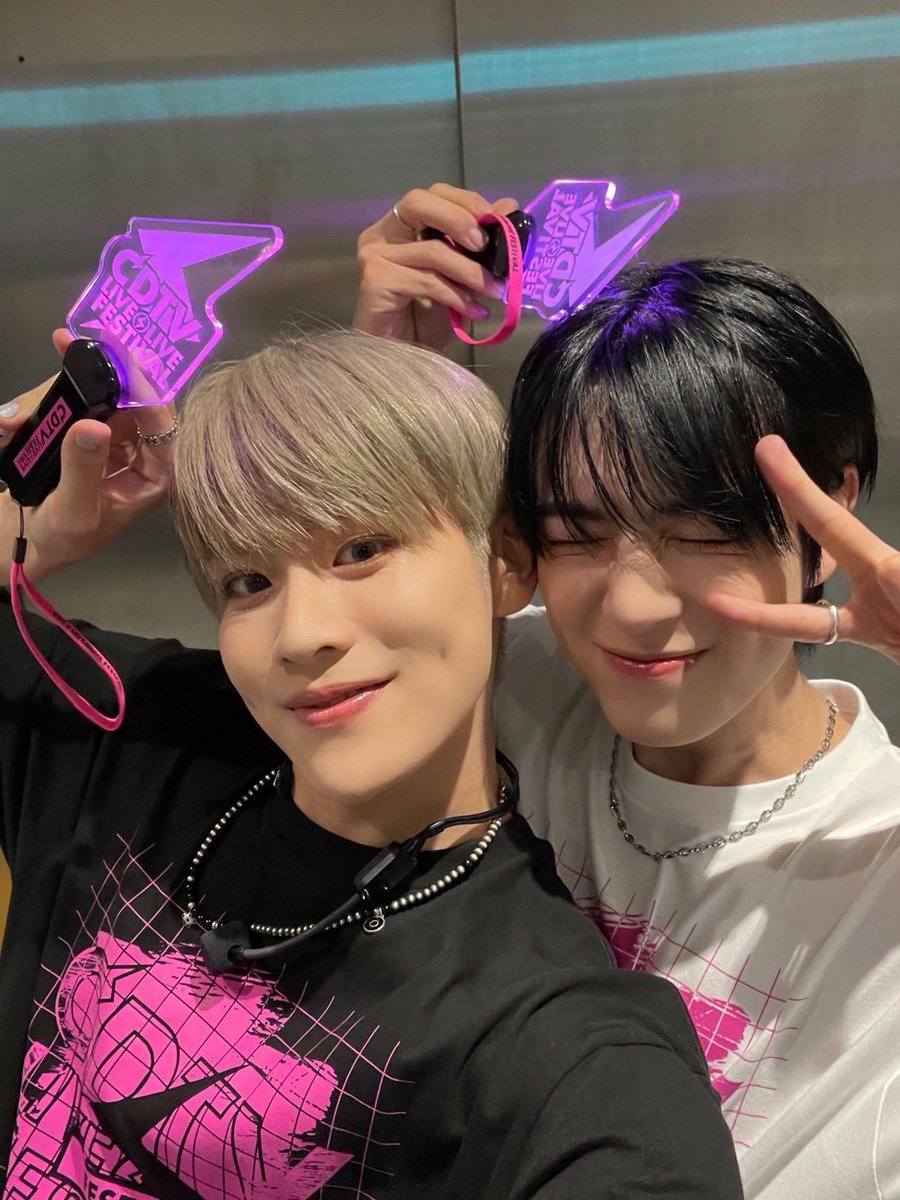 大久保波留] 昨日撮ったお兄との思い出📷✨ ペンライトピンクにして