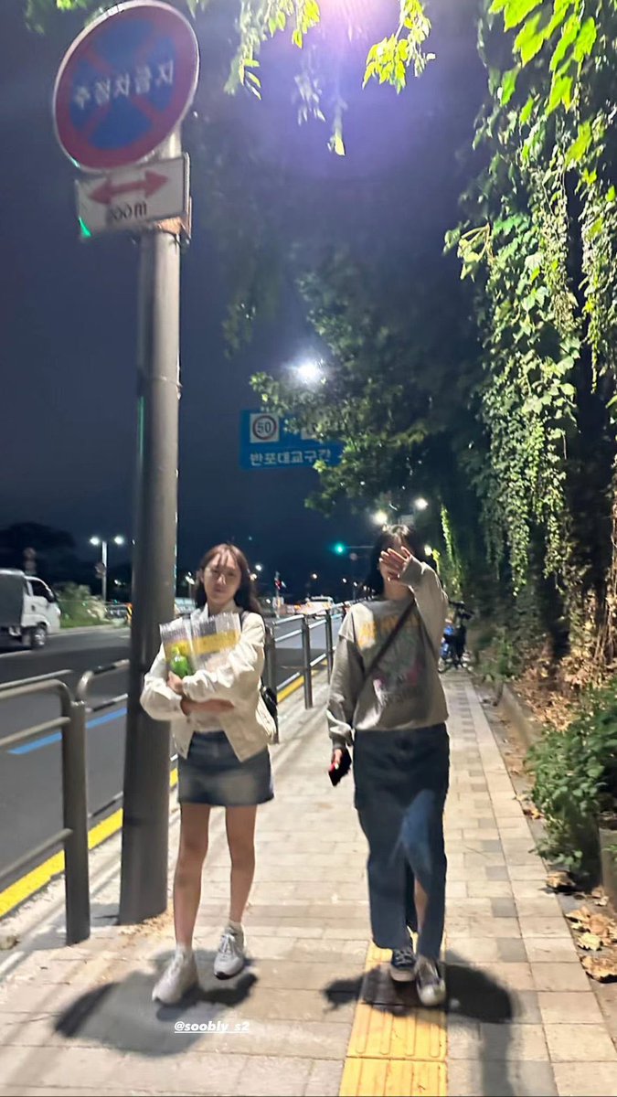 Doremifa_seola's tweet photo. "how is she?"                     "she's still with me" https://t.co/ojDZmxjVlp