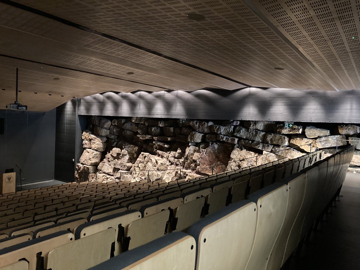 irisnomikou's tweet photo. @5tuartreeves This is the lecture theatre https://t.co/F4My0oUjW2